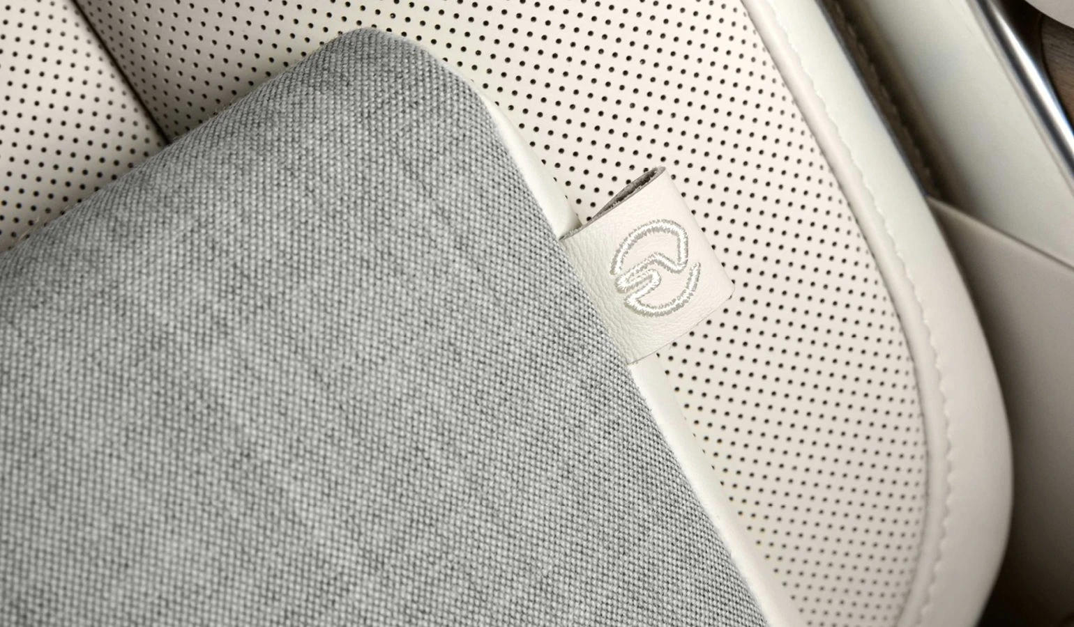 The advanced leather-free UltrafabricsTM are available on the SV Intrepid theme. The soft, supple and strong material features a unique rectangular perforated finish